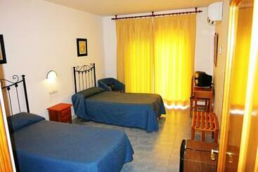 پانسیون Hostal Brisamar
