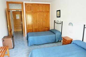 پانسیون Hostal Brisamar