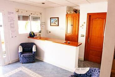 پانسیون Hostal Brisamar