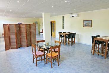 پانسیون Hostal Brisamar