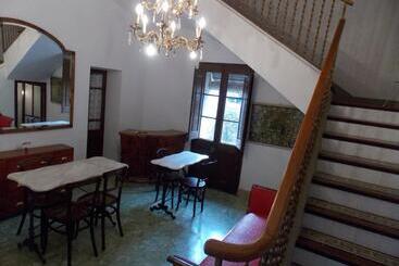 پانسیون Hostal Cal Pla
