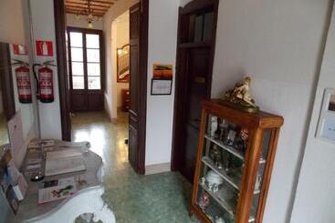 پانسیون Hostal Cal Pla