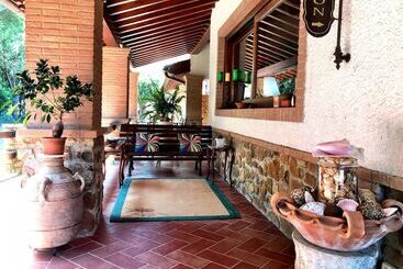 هتل Agriturismo La Rombaia