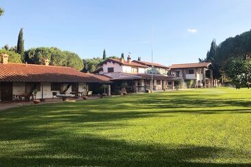 هتل Agriturismo La Rombaia