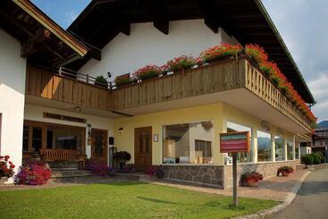 پانسیون Haus Treffer