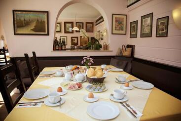 پانسیون Haus Treffer
