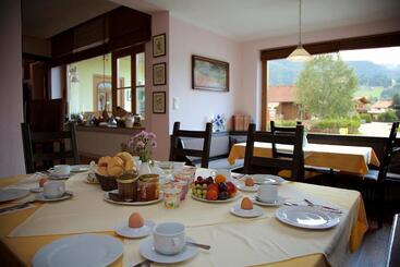 پانسیون Haus Treffer