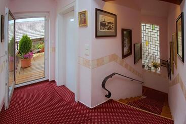 پانسیون Haus Treffer