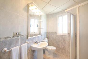 پانسیون Hostal Apolo Trece