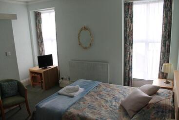 پانسیون Claremont House