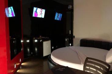 Snob Motel