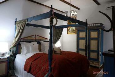 Casa Cositorarului Boutique Pension