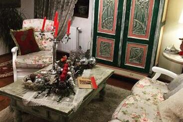 Casa Cositorarului Boutique Pension