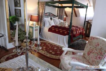 Casa Cositorarului Boutique Pension