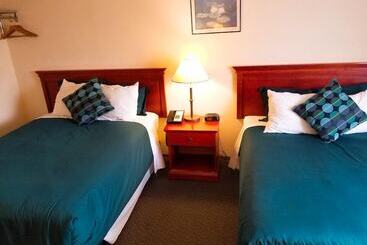 هاستل Moosomin Country Squire Inn