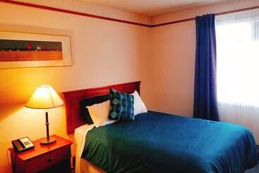 هاستل Moosomin Country Squire Inn