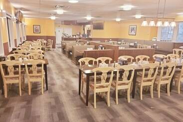 هاستل Moosomin Country Squire Inn