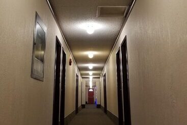 هاستل Moosomin Country Squire Inn