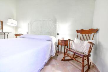 فندق Agriturismo Castello Delle Fornaci   Private Jacuzzi