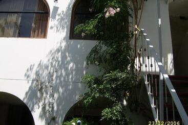 פנסיון Hostal Camiluz