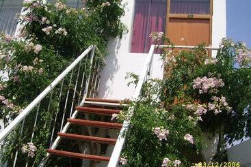 פנסיון Hostal Camiluz