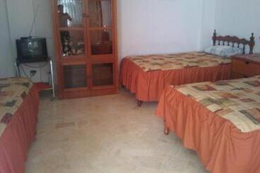 פנסיון Hostal Camiluz