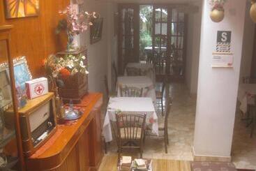 פנסיון Hostal Camiluz