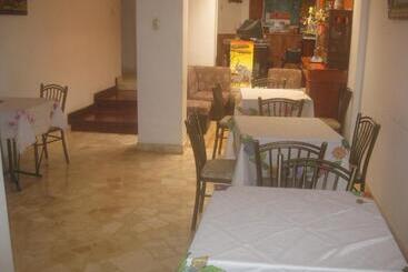 פנסיון Hostal Camiluz