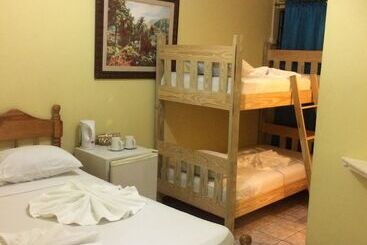 هاستل Golden Arrow Inn