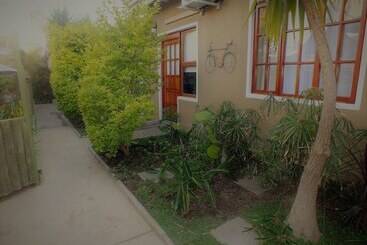 پانسیون Uzuri Guesthouse Cc