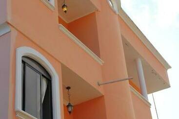 هتل آپارتمان Duncan Hostal