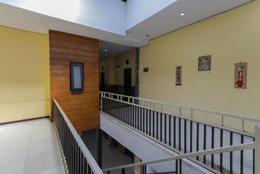 هتل Reddoorz Plus Near Museum Angkut Batu 4