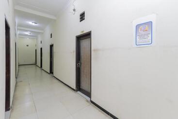 هتل Reddoorz Plus Near Museum Angkut Batu 4