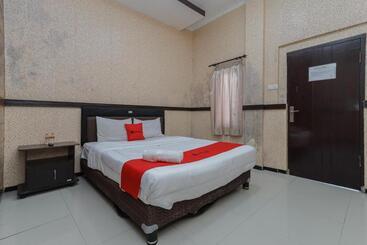 هتل Reddoorz Plus Near Museum Angkut Batu 4