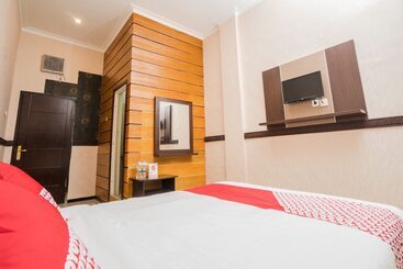 هتل Reddoorz Plus Near Museum Angkut Batu 4