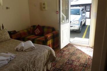 بنسيون Whitehall Guest House