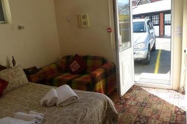 پانسیون Whitehall Guest House