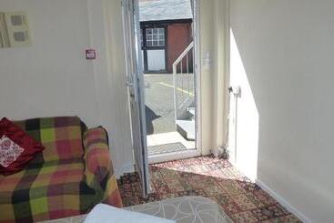 پانسیون Whitehall Guest House