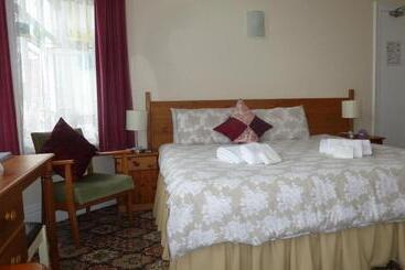 پانسیون Whitehall Guest House
