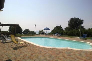 هتل Agriturismo Monte Dell'olmo