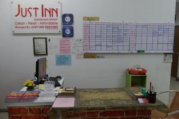 הוסטל Just Inn