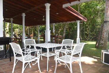 پانسیون Sethra Villa Bentota