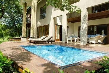 فندق Villa Rostrata On Lake