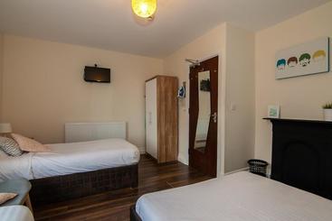 پانسیون Franks Serviced Accommodation