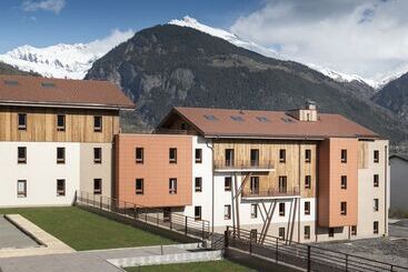 هتل Base Camp Lodge   Bourg Saint Maurice