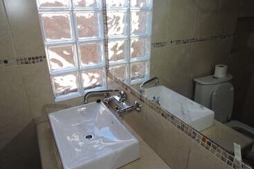 تختخواب و صبحانه Hostal Casa De Piedra
