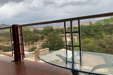 تختخواب و صبحانه Hostal Casa De Piedra