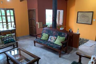 تختخواب و صبحانه Hostal Casa De Piedra