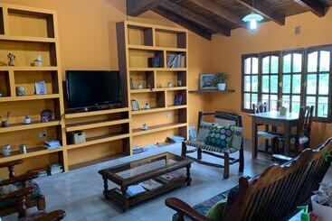 تختخواب و صبحانه Hostal Casa De Piedra