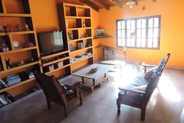 تختخواب و صبحانه Hostal Casa De Piedra